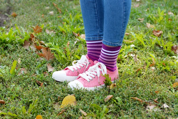 Gambe femminili in calzini colorati — Foto Stock