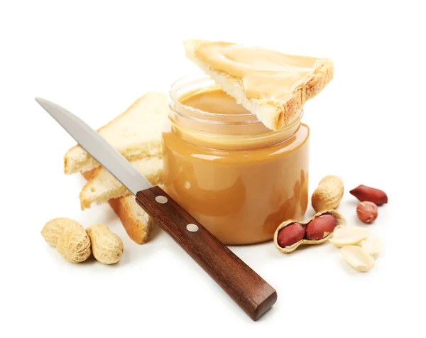 Manteiga de amendoim cremosa, isolada sobre branco — Fotografia de Stock