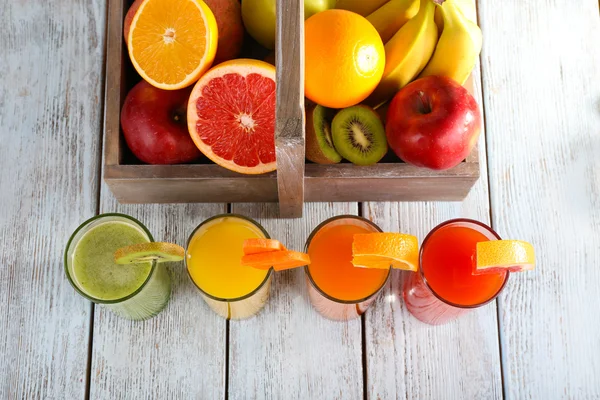 Zumo de frutas y verduras frescas en servilleta sobre fondo de madera —  Fotos de Stock