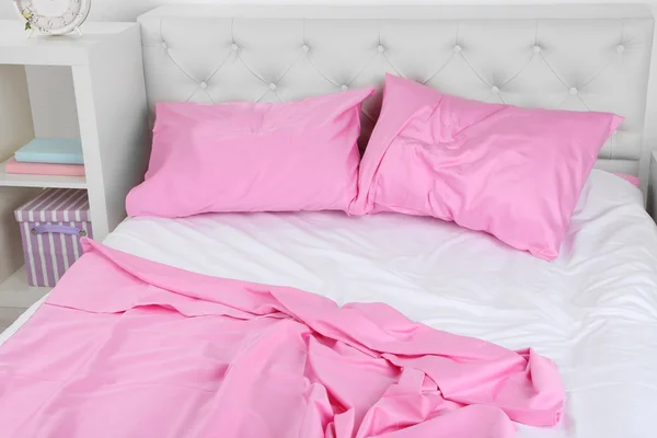 Verfrommeld roze linnen op bed — Stockfoto