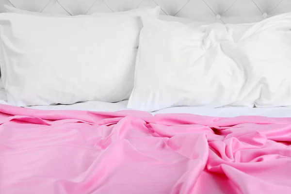 Pink linen on bed — Stock Photo, Image