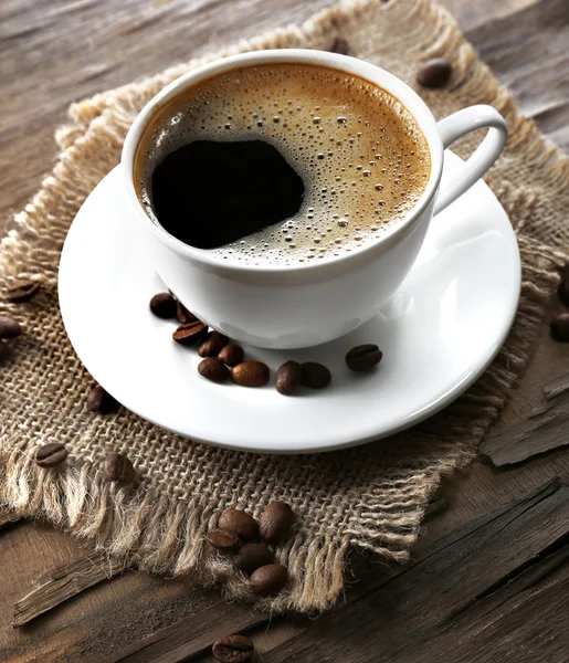 Tazza di caffè sul tavolo di legno — Foto Stock