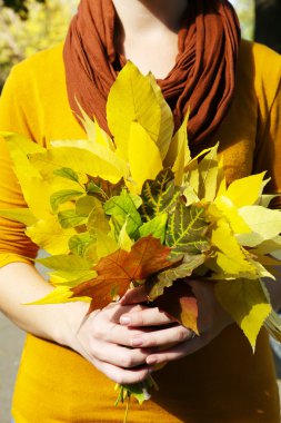 Elinde güzel sonbahar yaprakları