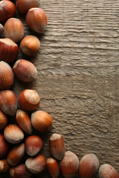 Nocciole su fondo di legno — Foto Stock