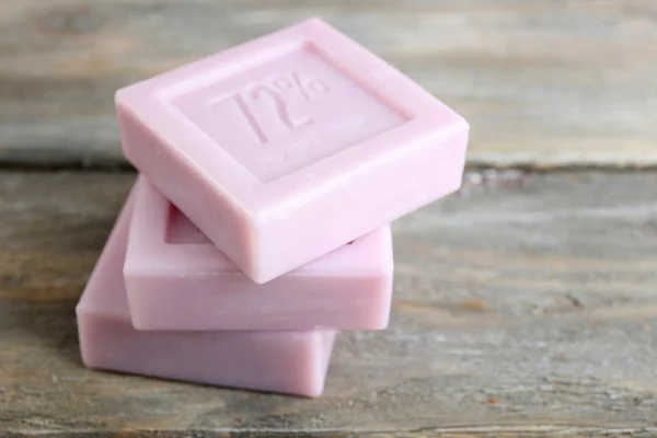 Barrette di sapone naturale con lavanda secca su fondo di legno — Foto Stock