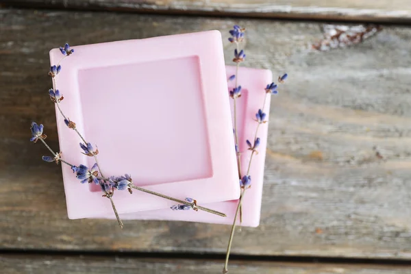 Naturseife mit getrocknetem Lavendel auf Holzgrund — Stockfoto