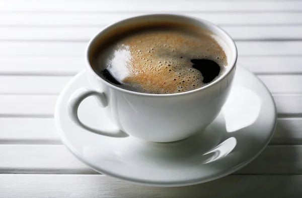 Xícara de café na mesa de madeira — Fotografia de Stock