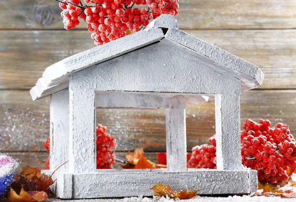 Handgemaakte birdhouse in de winter — Stockfoto