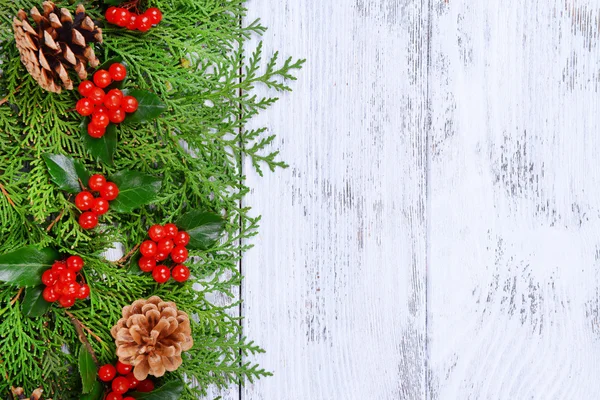 Hermosa frontera de Navidad de abeto y muérdago sobre fondo de madera —  Fotos de Stock