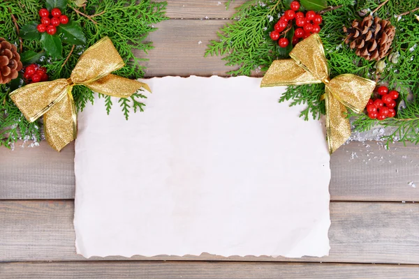 Kerstdecoratie met papier shit op houten achtergrond — Stockfoto