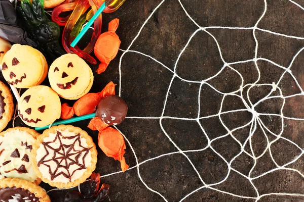 クモの巣と暗い背景のハロウィーン パーティーのための別のお菓子 — ストック写真