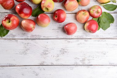 ahşap zemin üzerinde tatlı elma