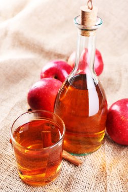 Tarçın ve çul arka plan üzerinde taze elma ile elma