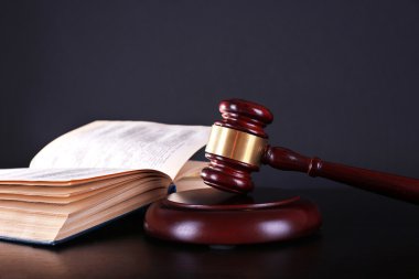 Hakimin tokmak ve koyu gri arka plan üzerine açık kitap