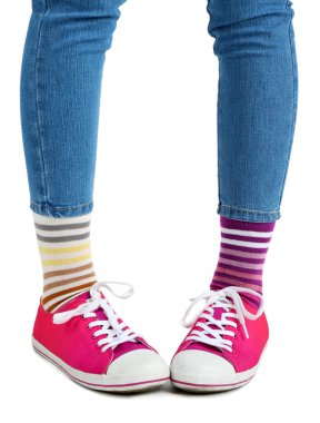 Renkli çorap ve spor ayakkabılar bacaklar