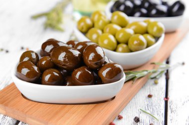 Tablo yakın çekim üzerinde farklı Marine zeytin