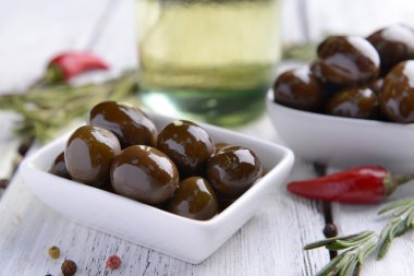 Tablo yakın çekim üzerinde Marine zeytin