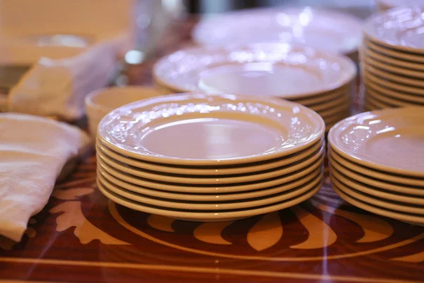 Ahşap masa üzerinde yemekleri temiz, yakın çekim — Stok fotoğraf