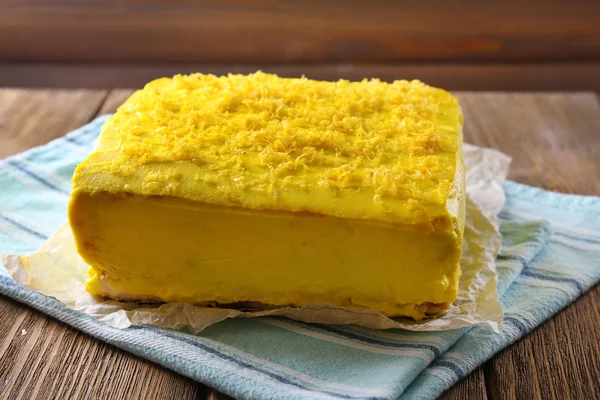 Bolo de limão saboroso na mesa de madeira — Fotografia de Stock