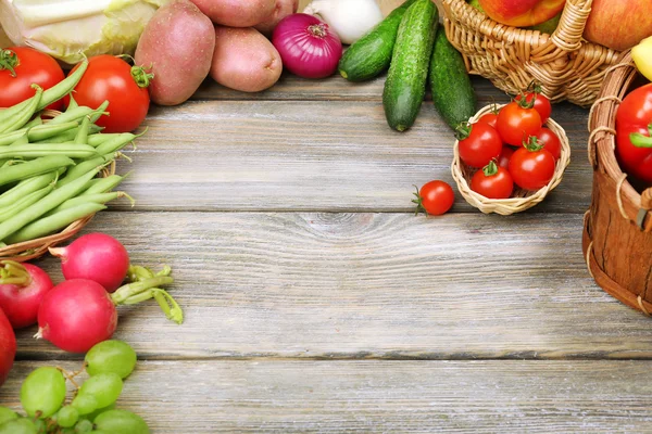 Summer frame with fresh organic vegetables and fruits on wooden background — Stock Photo, Image