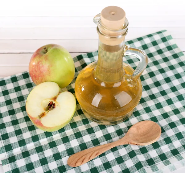 Cuka sari apel dalam botol kaca dan apel segar matang, di atas meja kayu — Stok Foto