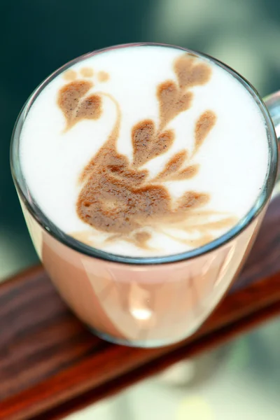 Tasse Kaffee mit süßer Zeichnung im Café — Stockfoto