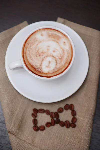 Tazza di caffè con disegno carino in caffè — Foto Stock