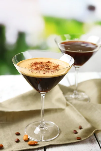 Espresso cocktail serveras på bord — Stockfoto