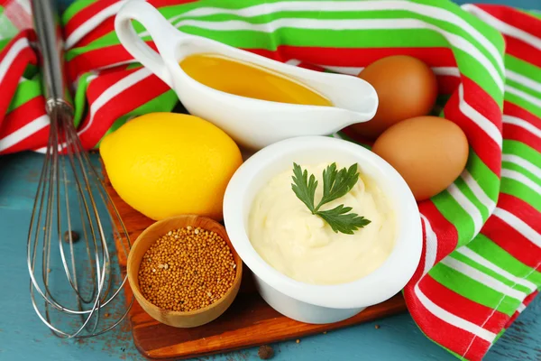 Ingrédients mayonnaise sur fond bois — Photo