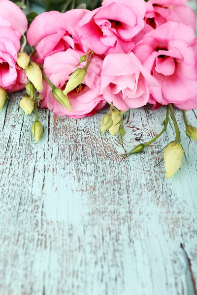 美丽洋桔梗花上木制的背景 — 图库照片