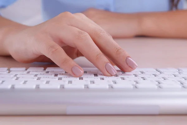 Manos femeninas escribiendo en el teclado sobre fondo claro — Foto de Stock