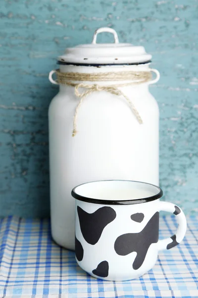 Bodegón retro con sabrosa leche rústica, sobre la mesa — Foto de Stock