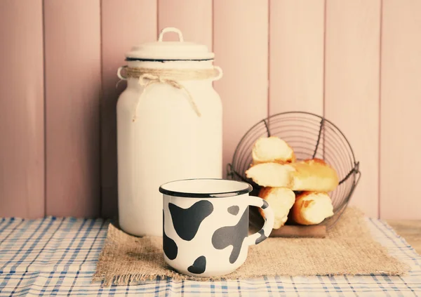 Retro Stilleben med välsmakande rustika mjölk, på bord — Stockfoto