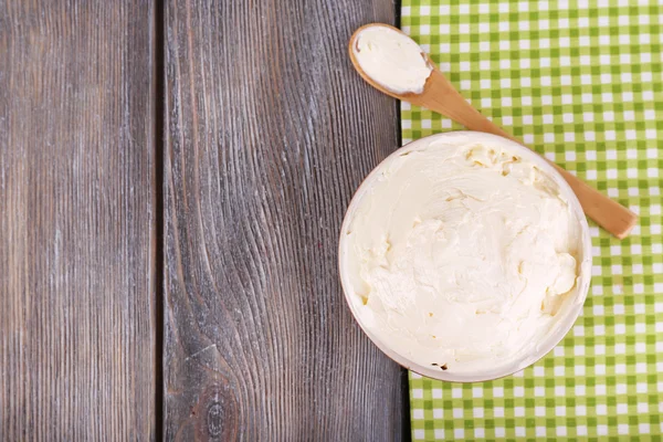 Frische hausgemachte Butter in Schüssel, auf Holzgrund — Stockfoto