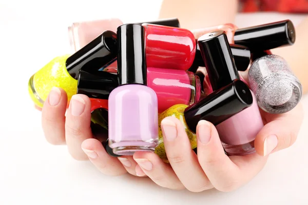 Bunte Nagellacke in den Händen, Nahaufnahme — Stockfoto