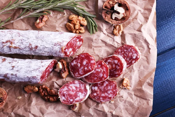 Французская салями и грецкие орехи на бумажном фоне — стоковое фото