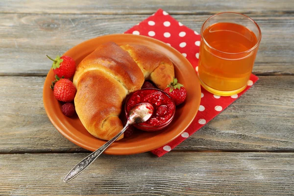 Frukost med äppeljuice och stor färsk croissant på trä bakgrund — Stockfoto