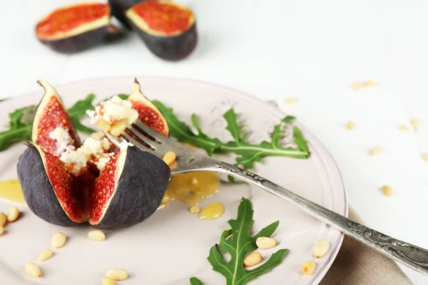 Fig. doce maduro com queijo cottage e mel, em prato — Fotografia de Stock