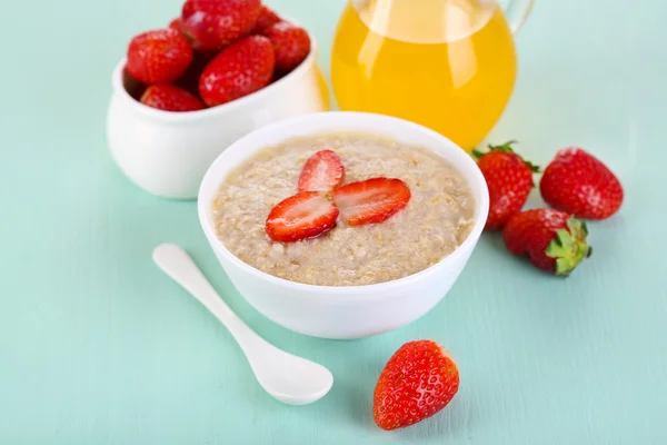 Farina d'avena saporita con fragola e succo di frutta in tavola primo piano — Foto Stock