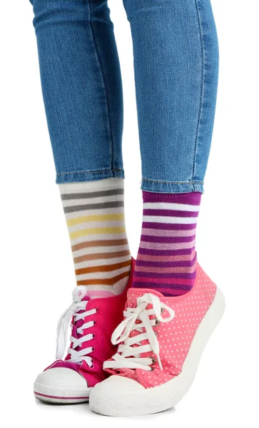 Benen in kleurrijke sokken en sneakers — Stockfoto