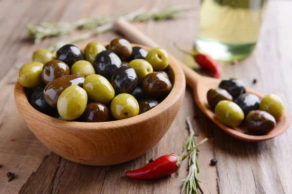 Различные оливки на столе крупным планом — стоковое фото