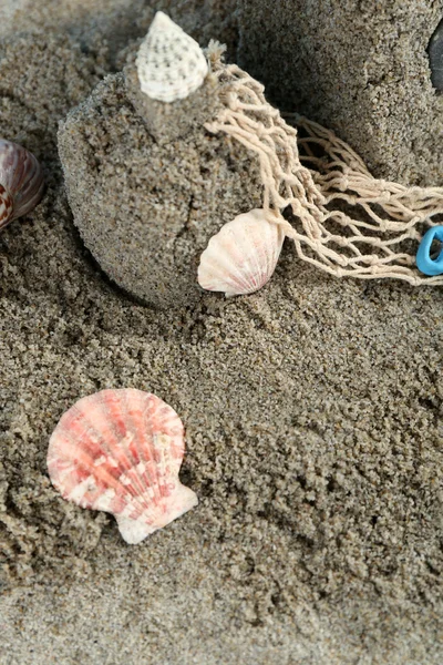 Sandburg mit Seesternen am Strand — Stockfoto