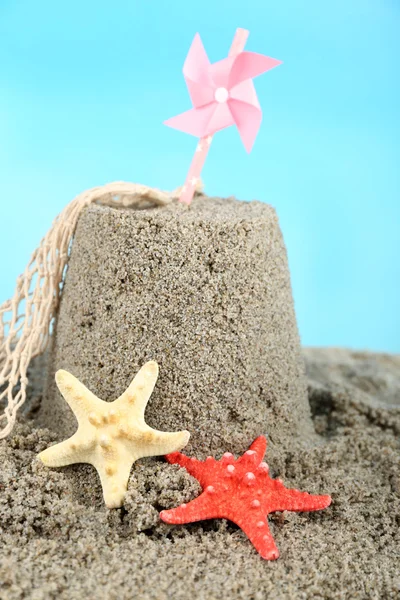 Sandcastle com pinwheel na praia — Fotografia de Stock