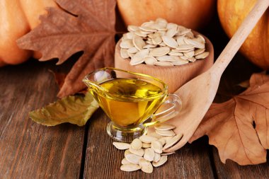 Cam sos-tekne ve ahşap zemin üzerine taze kabak kabak çekirdeği yağı