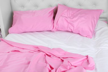 Yatakta buruşuk pembe çarşaf