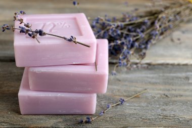 Ahşap arka plan üzerinde kurutulmuş lavanta ile doğal sabun