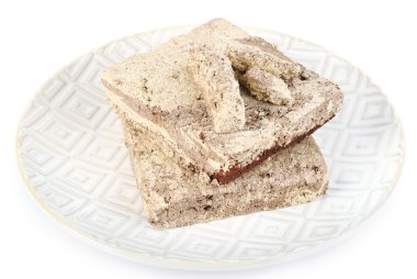 Ayçiçeği helva kakaolu beyaz arka plan üzerinde izole plaka üzerinde