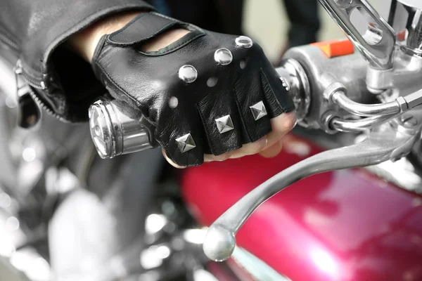 Hand rider on handlebars, close-up — Stock Photo, Image