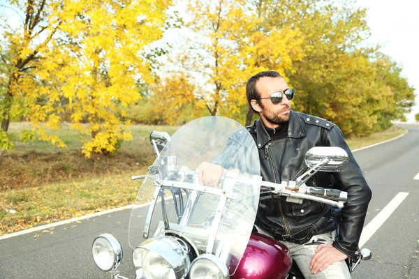 Hombre motociclista se sienta en bicicleta — Foto de Stock