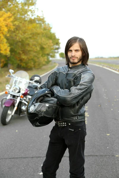 Homem motociclista e sua bicicleta, ao ar livre — Fotografia de Stock